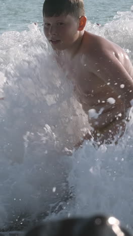 niño surfeando en las olas.