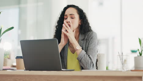 preocupación, estrés y mujer de negocios en la computadora portátil