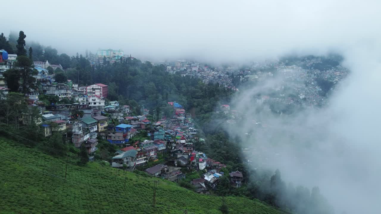 Riprese con drone dei dintorni di Darjeeling, una delle destinazioni turistiche più popolari nel Bengala Occidentale