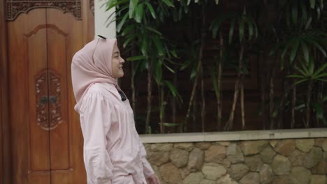 smiling woman in pink hijab