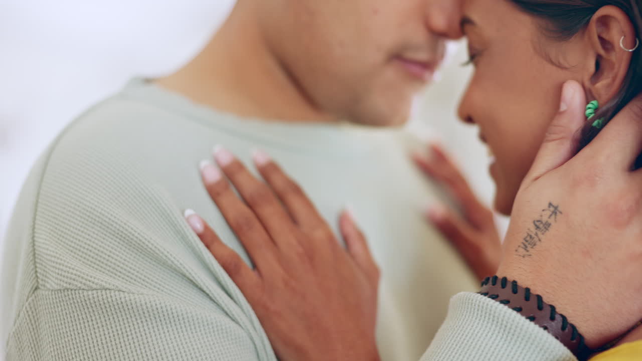 amor, abrazo y relajarse con las manos de la pareja