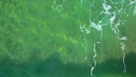 Luftdrohnenaufnahme-Mit-Direktem-Blick-Auf-Die-Brandung,-Die-Den-Strand-Von-Coolum-Hinaufrollt