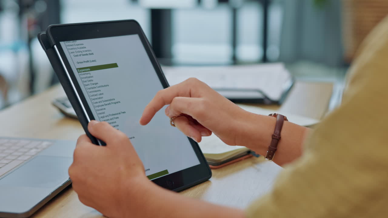 manos, tableta y pantalla para la mujer en la oficina