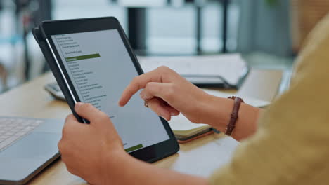 manos, tableta y pantalla para la mujer en la oficina