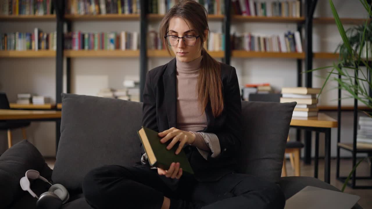 Kobieta czytająca w bibliotece