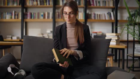 mujer leyendo en una biblioteca
