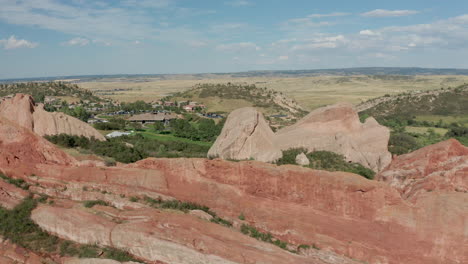 Campo-De-Golf-De-Punta-De-Flecha-En-Littleton-Colorado-Con-Césped-Verde,-Rocas-Rojas-Y-Cielos-Azules