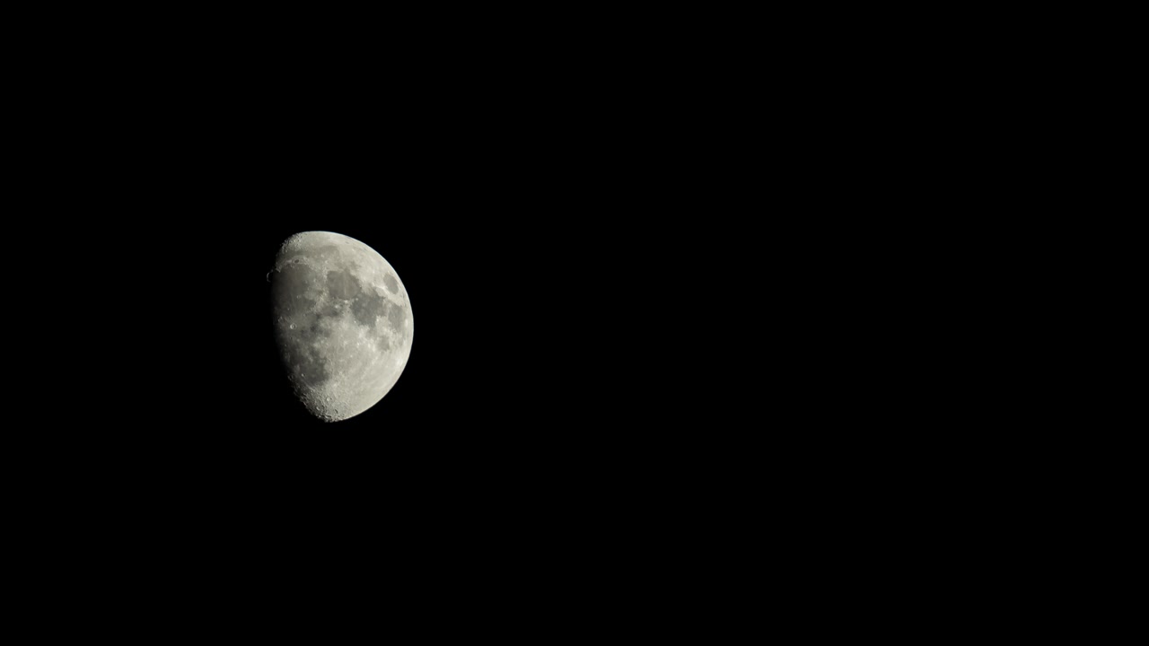 Time-lapse da lua crescente gibosa em uma noite sem nuvens