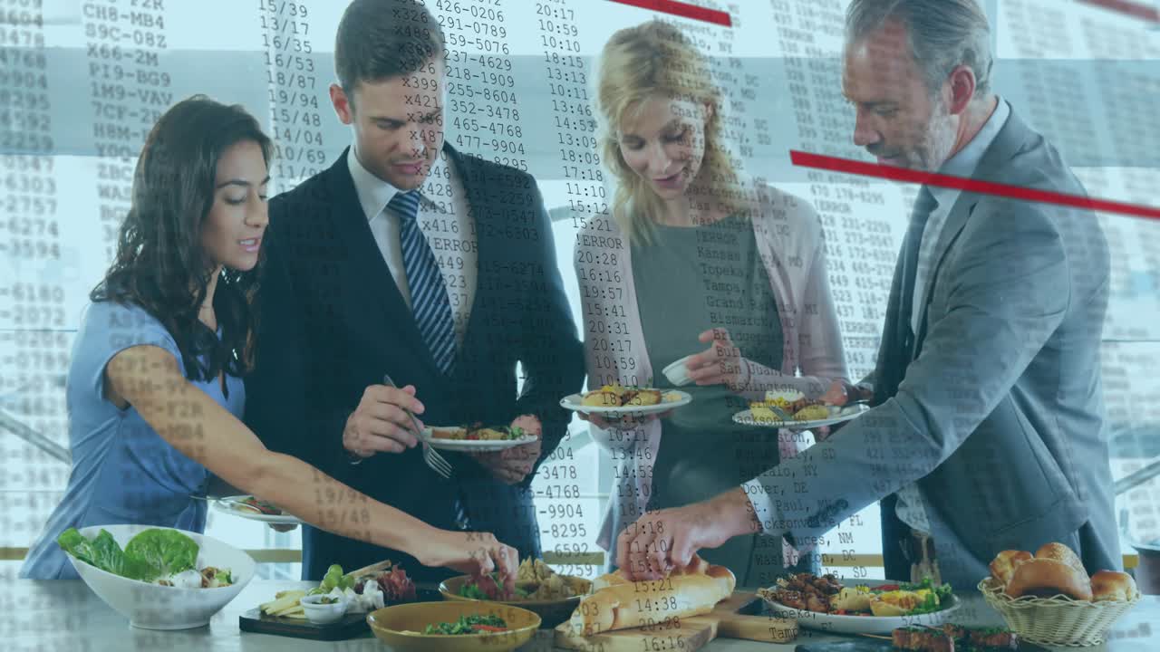 Forretningsforbindelser holder pause ved buffet i lounge, fylder tallerkener, mens databjælker glider nedad.
