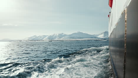 Seitenansicht-Eines-Schiffes,-Das-Entlang-Der-Arktischen-Fjorde-In-Norwegen-Fährt