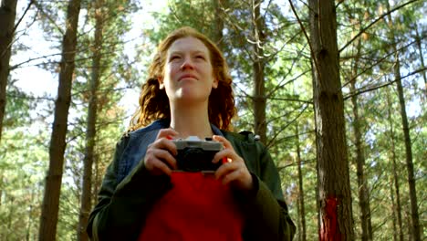 mujer haciendo clic en la foto con la cámara 4k