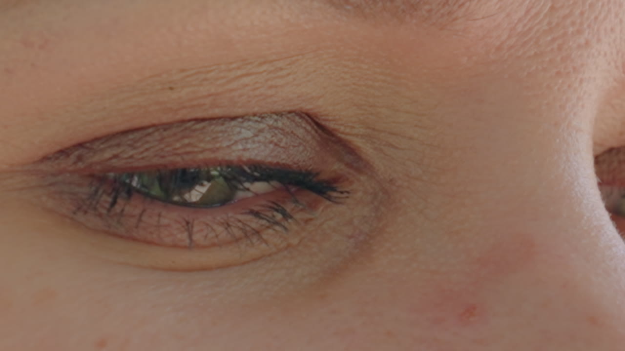 escena tranquila al aire libre con una mujer reflexiva, una mujer caucásica mirando con suavidad en un entorno de parque natural, una mujer pensativa con ojos tristes capturada en un entorno de parque natural al aire libre durante el día