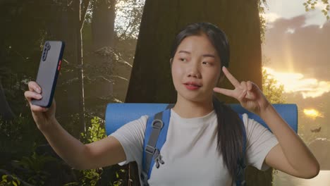 숲에서 셀피를 찍는 여자