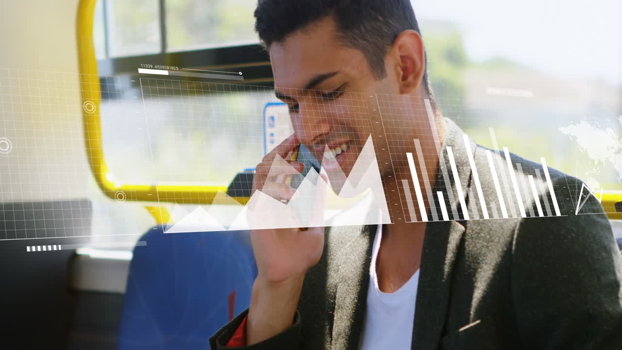 스마트 폰을 사용하는 두 인종의 사업가에 대한 데이터 처리 애니메이션