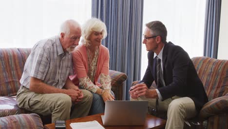 pareja de ancianos hablando con un hombre de negocios en una casa de jubilación