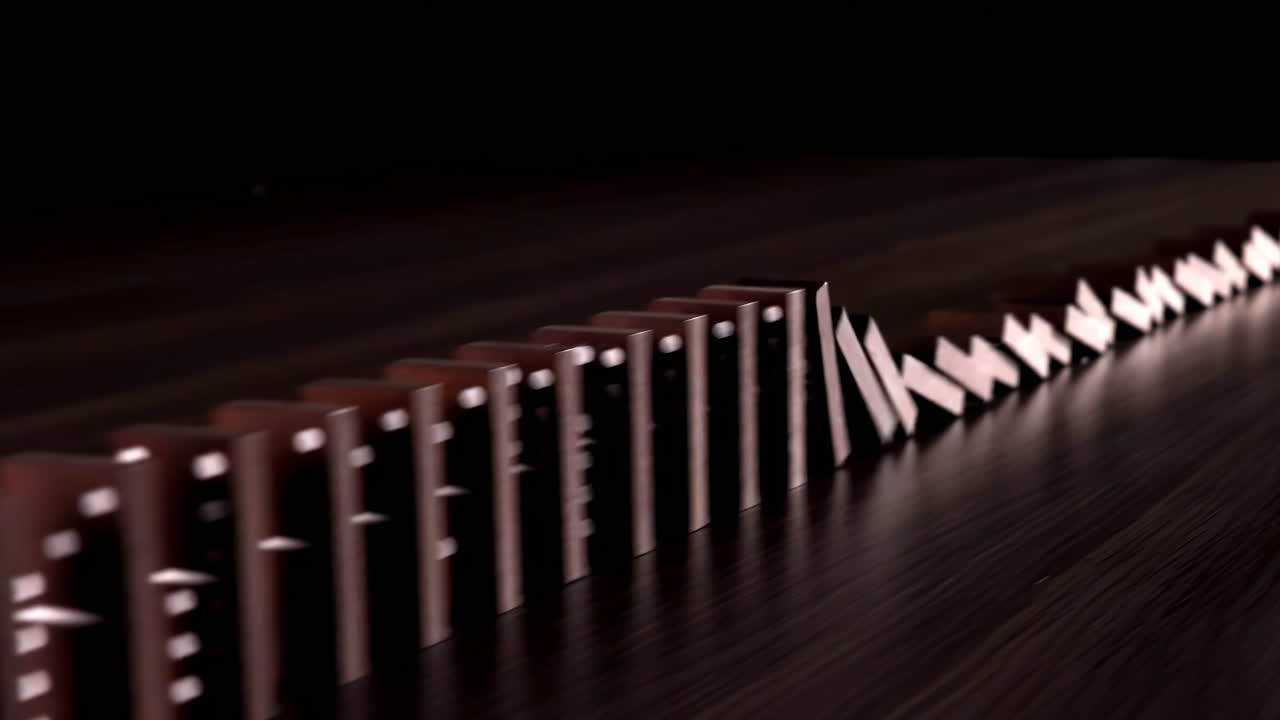 Domino di legno che cadono in una reazione a catena metaforica, concetto di crisi, idea, opportunità, innovazione, nuovo inizio, strategia aziendale, gestione del rischio, prevenzione e sviluppo verso la stabilità