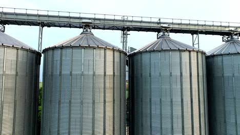 acercamiento de los tanques de silos de grano en las tierras de cultivo