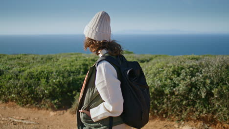 Chica-Viajando-Con-Mochila-Sola-Con-Vista-Al-Mar.-Pensando-Turista-Caminando-Rocoso