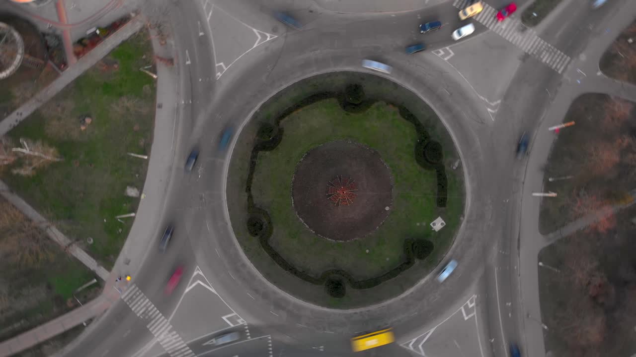 vista aérea de 4k del lapso de tiempo de la carretera de circunvalación con coches circulares.