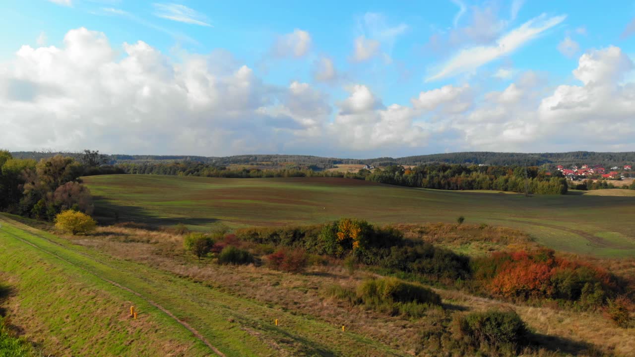 Luchtdolly-opname van een veld in Kolbudy, Pommers district in Polen.