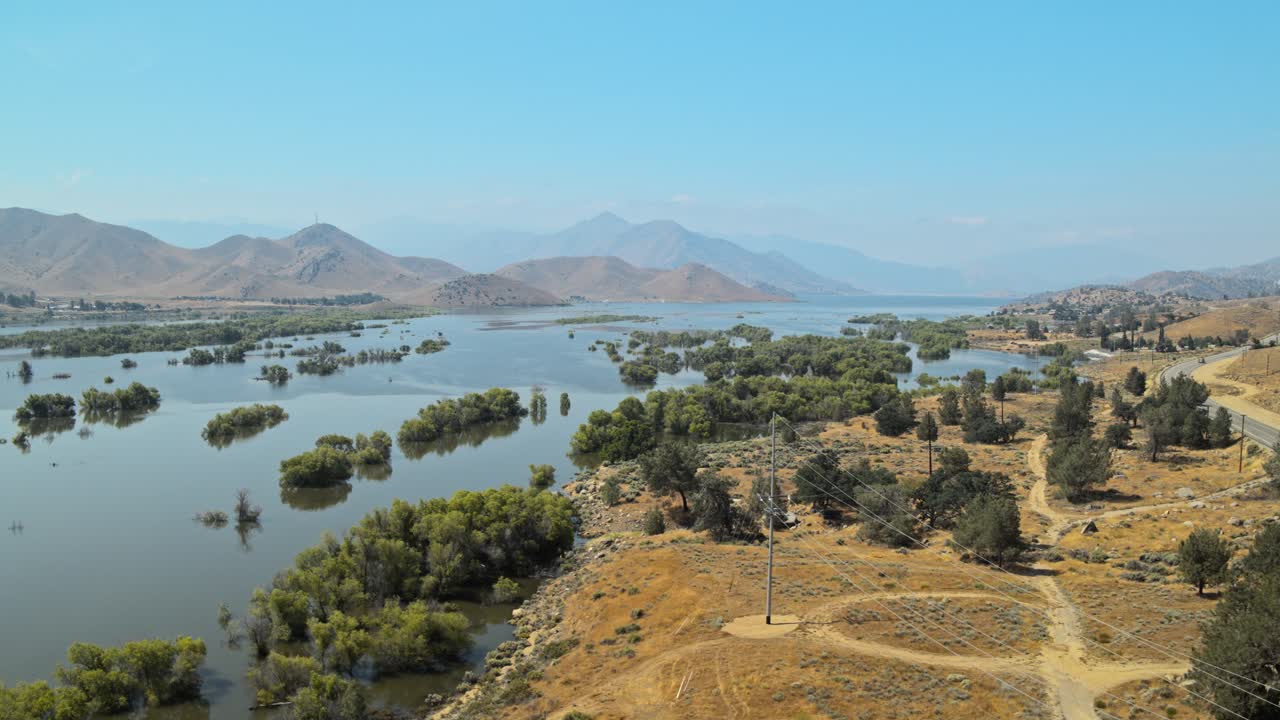 The beautiful lake in Kernville surrounded by trees and golden grass.