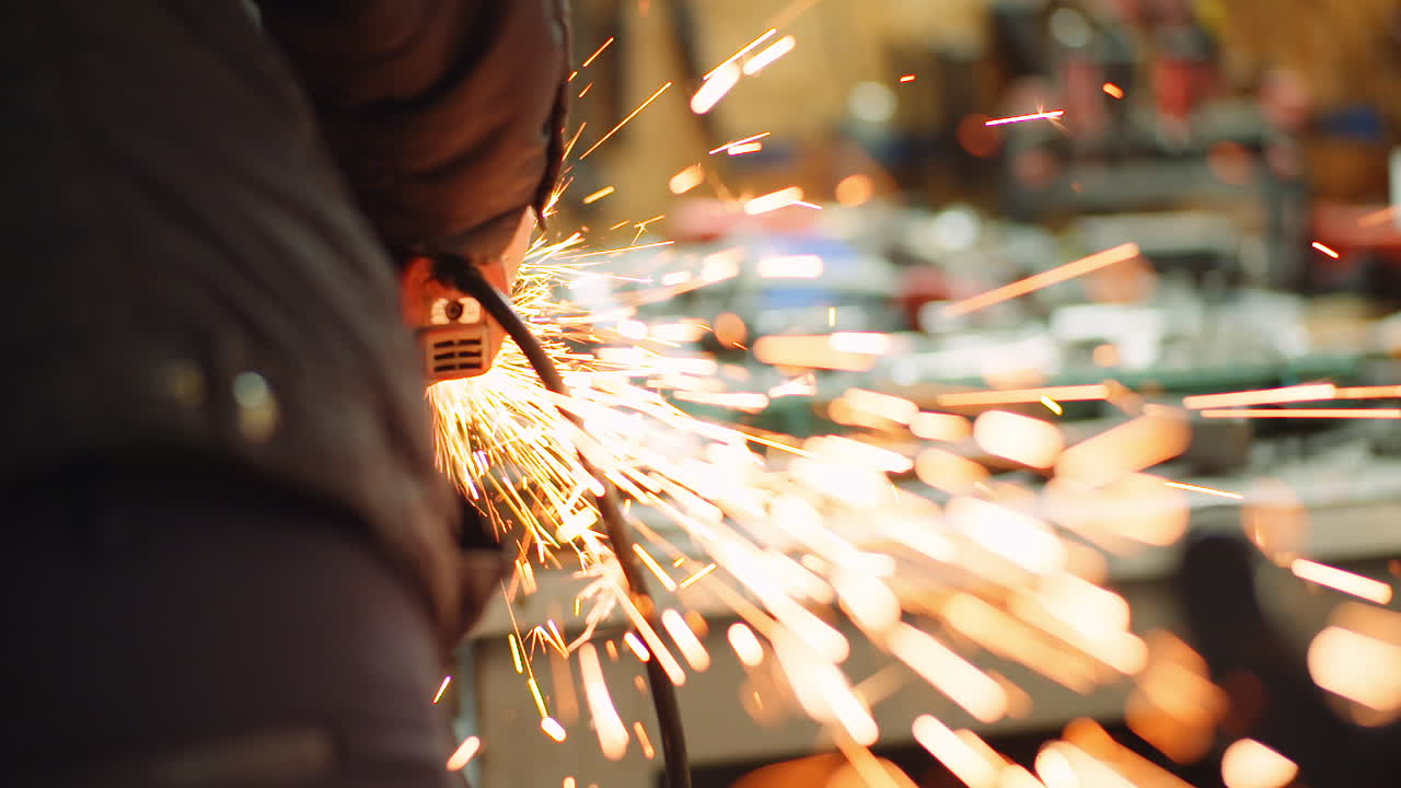 작업장에서 금속을 절단하는 앵글 그라인더 16