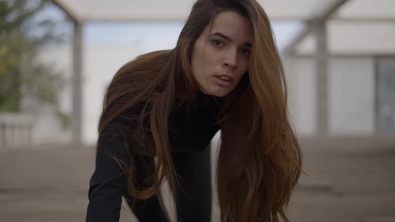 mujer en postura de baile contemporáneo