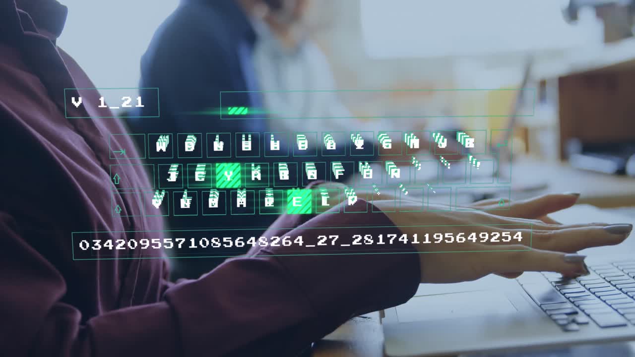 animación del procesamiento de datos sobre una mujer de negocios caucásica que usa una computadora portátil en la oficina