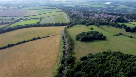 4K-Drohnenaufnahmen,-Die-Hoch-über-Einer-Landstraße-In-Kent,-Großbritannien,-Fliegen