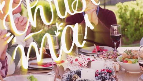 animación de felicitaciones de navidad texto sobre familia caucásica en la mesa de navidad