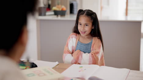 Niño,-Madre-Y-Aprendizaje-De-Tareas