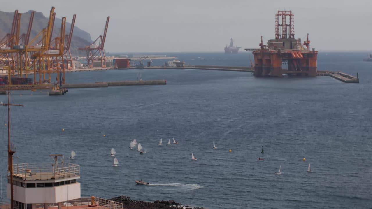 regata de veleros junto a un astillero ocupado