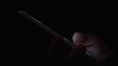 reflejo de la pantalla en el ojo verde azul de la persona en una habitación oscura 13