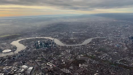 Una-Vista-Aérea-A-Gran-Altitud-De-La-Densamente-Poblada-Capital-Inglesa-De-Londres.