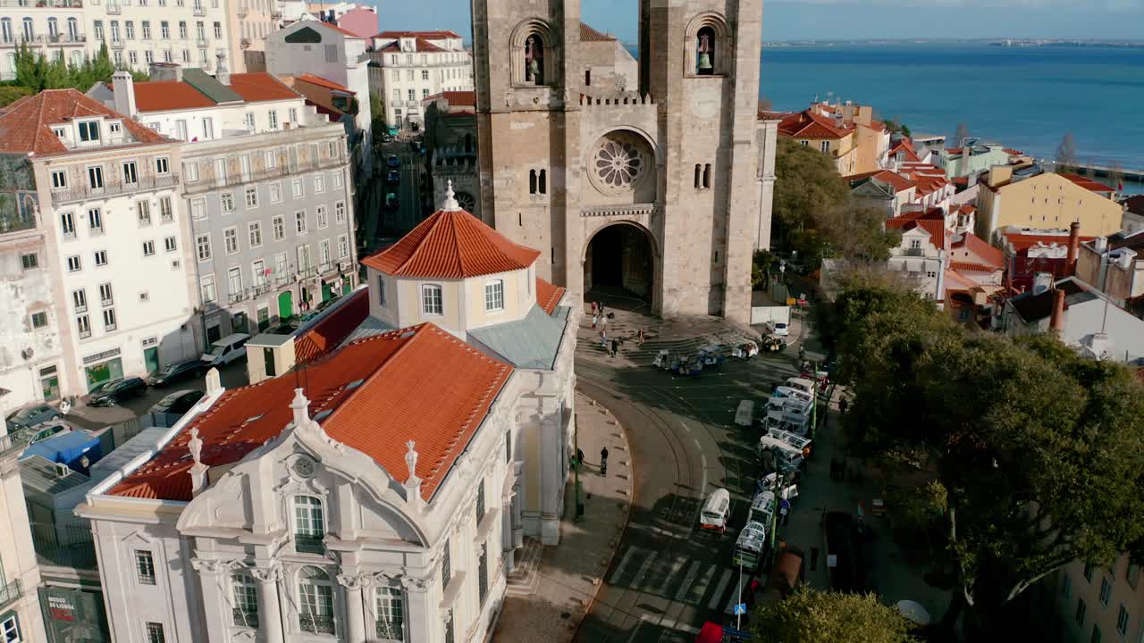 Cattedrale di Lisbona (o Sé de Lisbona), inquadratura rivelatrice con drone in 4K.