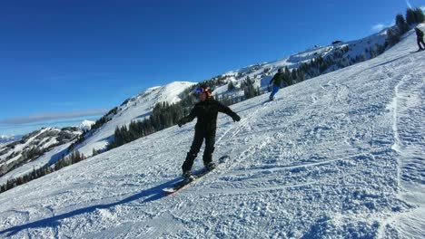 adolescente divirtiéndose durante el snowboard en un día soleado