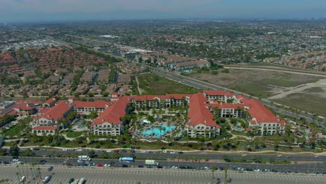 dron volando lejos de un hotel de huntington beach