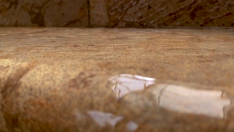 El-Agua-De-Lluvia-Corre-Por-Los-Escalones-De-Piedra