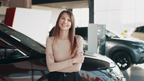 mujer vendedora en una sala de exhibición de automóviles