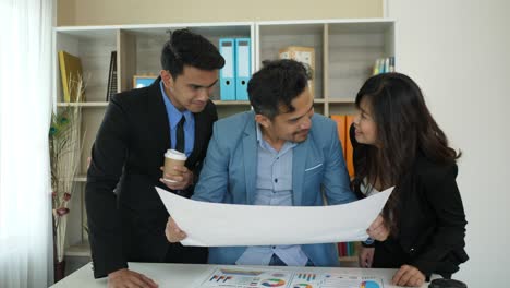 el grupo de jóvenes empresarios se reúne en la sala de juntas y discute los planes de negocio.