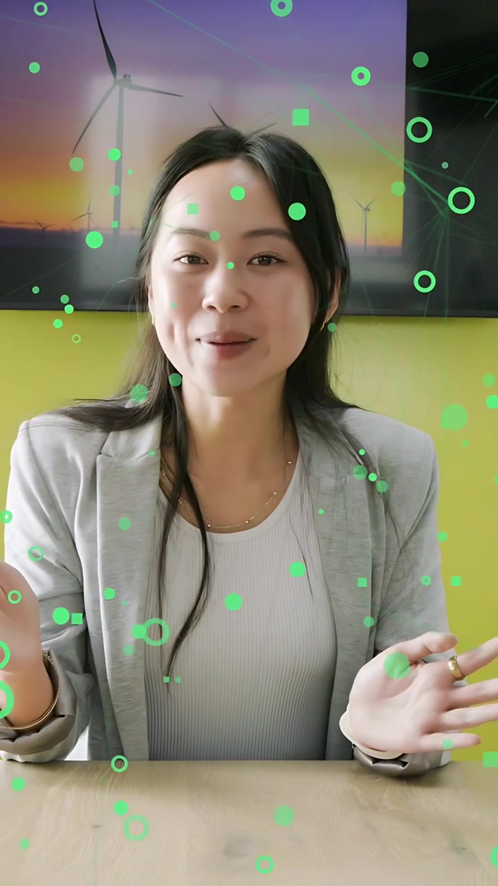 Video verticale: Donna che gesticola con la mano destra, spiegando un business plan, con forme verdi che evidenziano i punti.