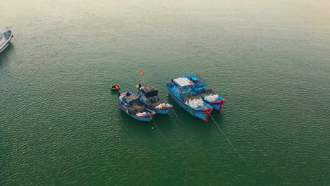 Drohnenansicht-2-Fischerboote,-Die-Nebeneinander-Auf-Dem-Fluss-Cua-Be-Festnageln---Stadt-Nha-Trang,-Provinz-Khanh-Hoa,-Zentralvietnam