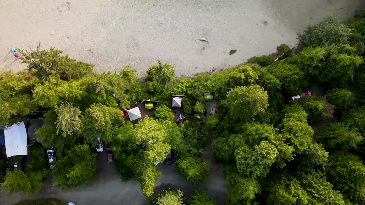 Fugleperspektiv av strandnær campingplass.
