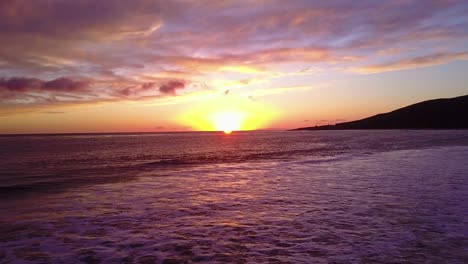 Hermosa-Toma-Aérea-Del-Océano-Al-Atardecer-O-Al-Amanecer-Cerca-De-Malibu-California-3