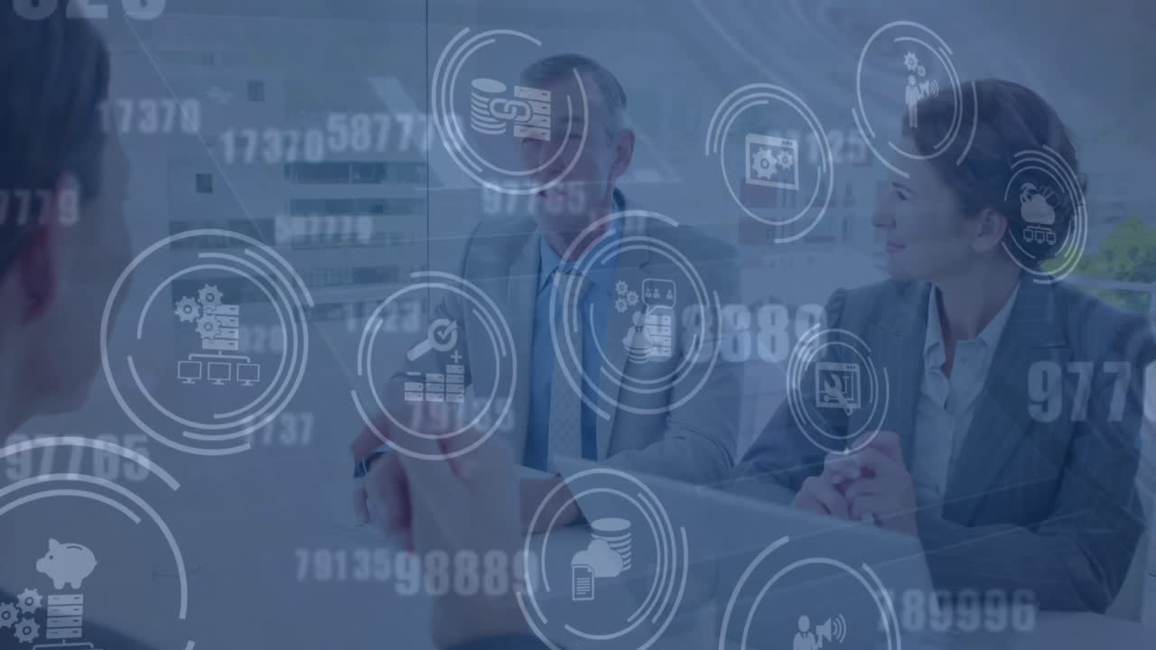 un grupo de hombres de negocios hablando juntos durante una reunión en una oficina.