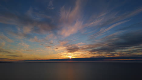 schilderachtige zonsondergang met dramatische lucht in tuktoyaktuk, noordwestelijke gebieden, canada - drone shot