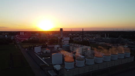 Zona-Industrial-En-Hasselt,-Bélgica,-Durante-La-Puesta-De-Sol,-Vista-Aérea.