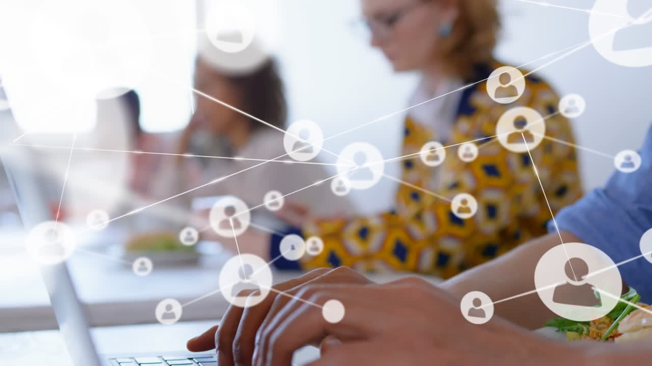 animación de la red de conexiones con iconos sobre diversas personas de negocios que usan portátiles