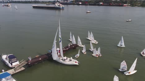 competición de vela fluvial