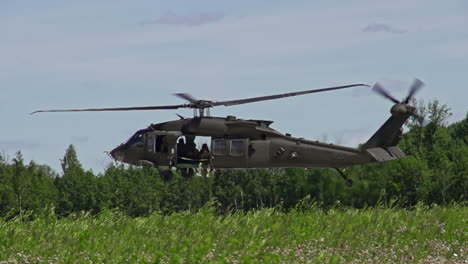 Helicóptero-Militar-Blackhawk-Aterrizando-En-Un-Bosque-En-Cámara-Lenta